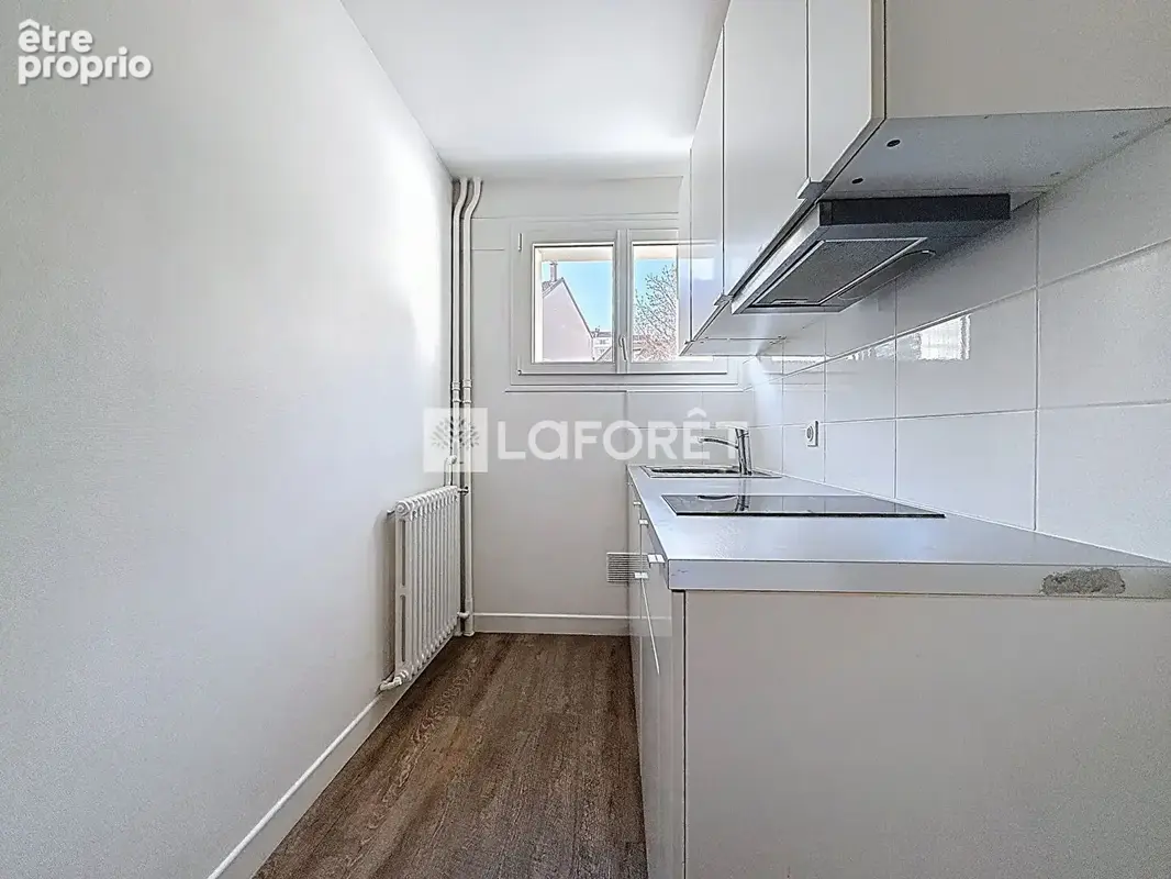 Suresnes Centre-ville - Studio 27,32 m² - Copropriété rénovée - Isolation & Chaudière - photo 4