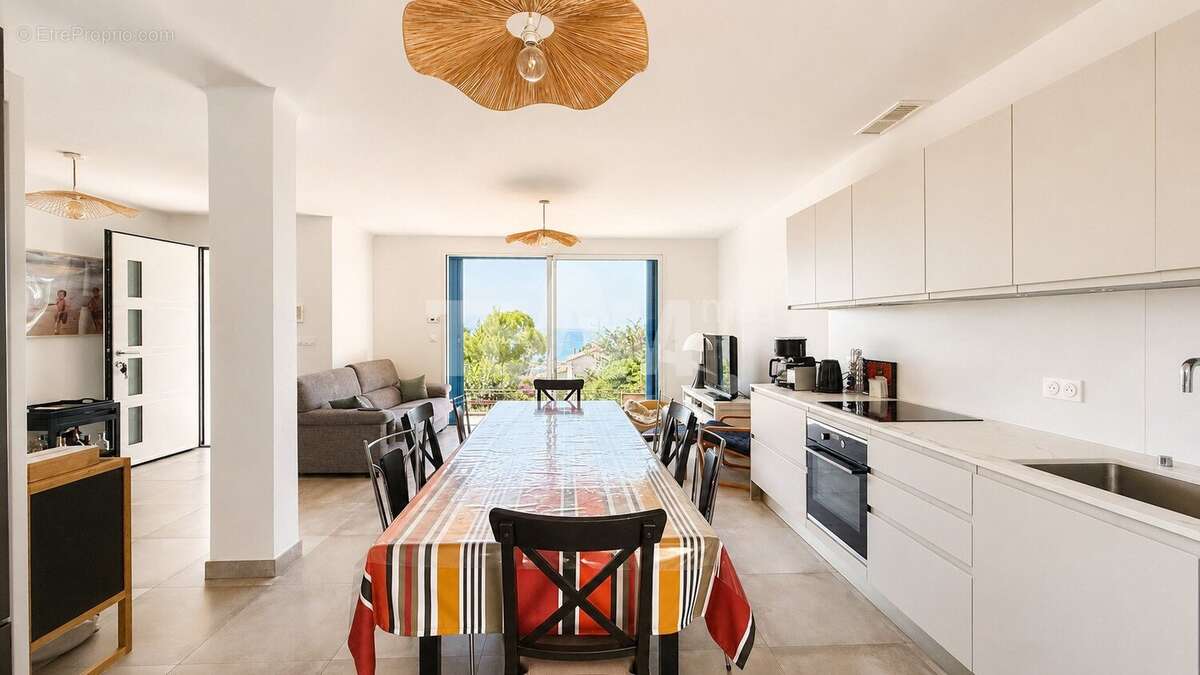 SÈTE  Maison rénovée avec vue panoramique sur la mer, terrasse de 60 m² et terrain de 890 m² - photo 13