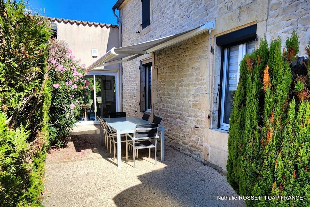 Maison à vendre 6 pièces LA GREVE SUR MIGNON (17)Maison de charme avec jardin paysagé et dépendance – 133 m² habitables sur 947  - photo 2