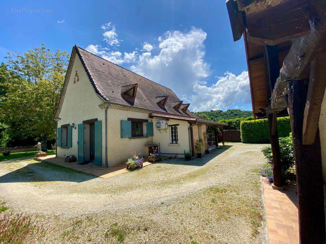 Maison à MAUZAC-ET-GRAND-CASTANG