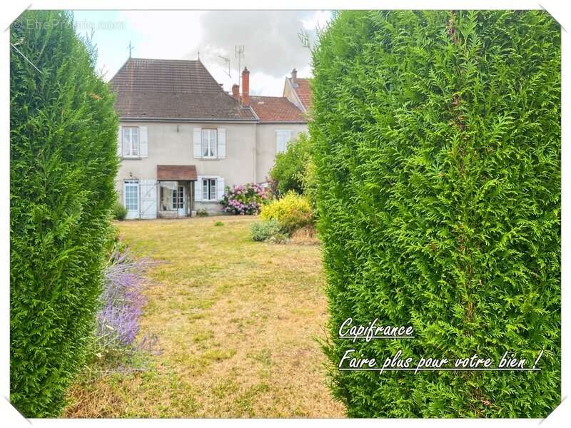 Ensemble immobilier comprenant  2 maisons de village sur terrain de 2285 m² - photo 12