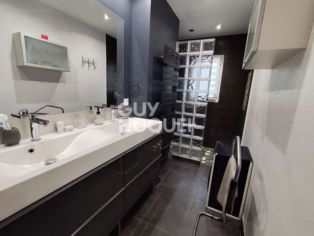 Maison à MONTROND-LES-BAINS