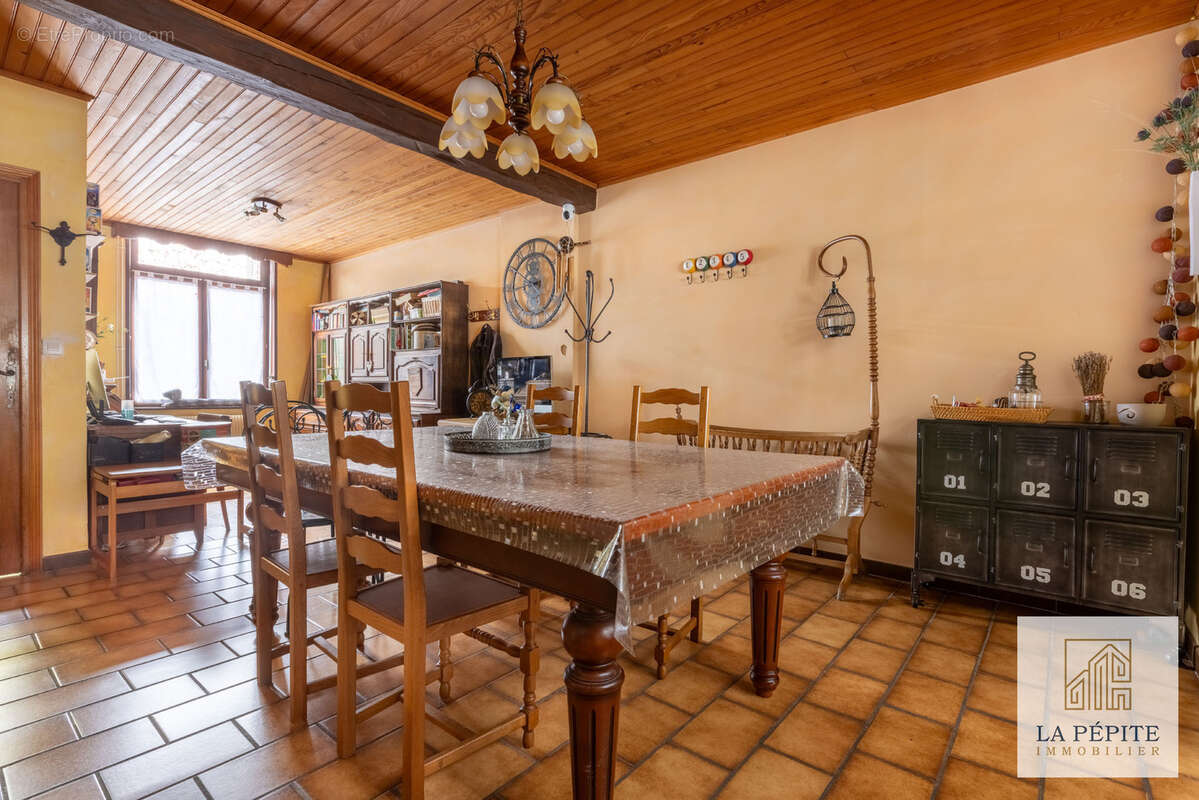 Maison à QUIEVRECHAIN