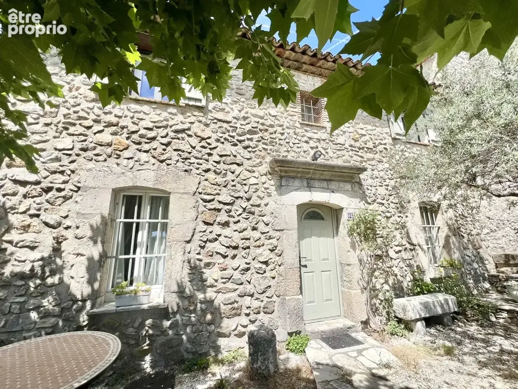 Bâtisse en pierre avec courette. terrasse et jardin - photo 15
