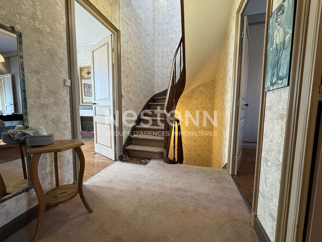 Proche Centre-Ville : Maison de 155m² 4 chambres avec jardin et cave - photo 8