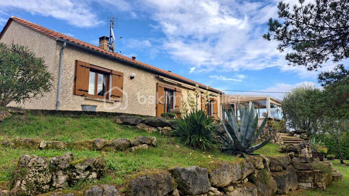 Maison à LEGUILLAC-DE-L&#039;AUCHE