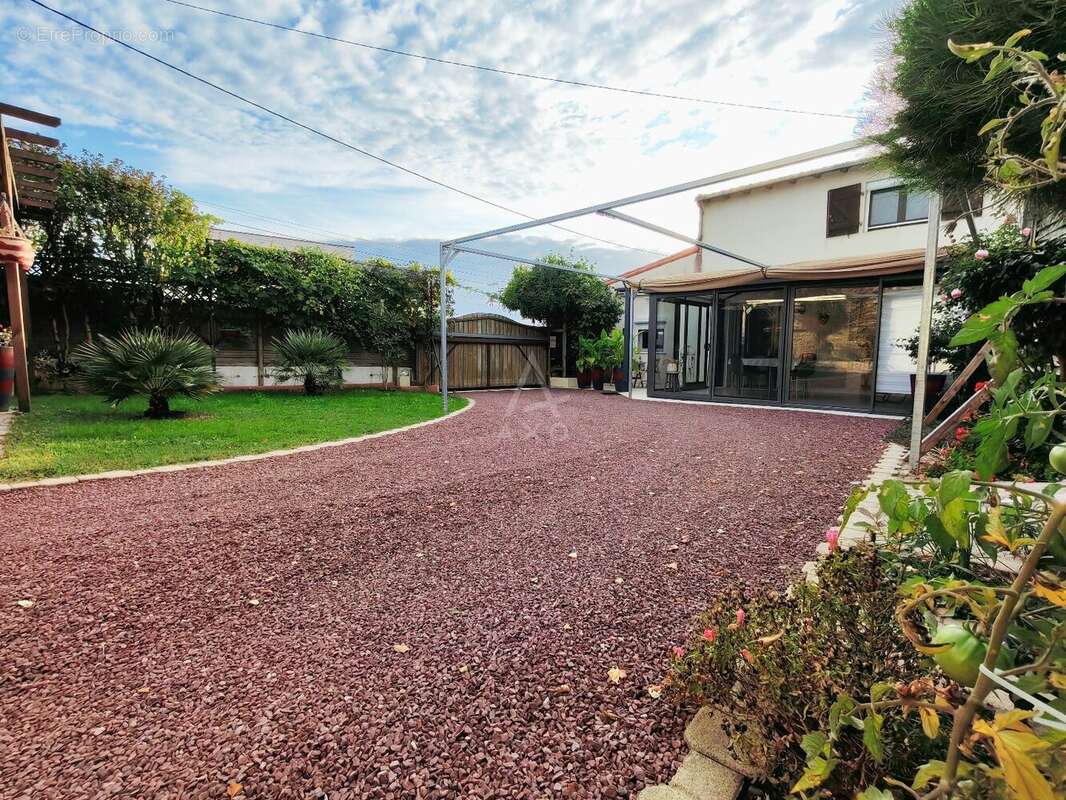 Maison à LA CHAPELLE-BASSE-MER