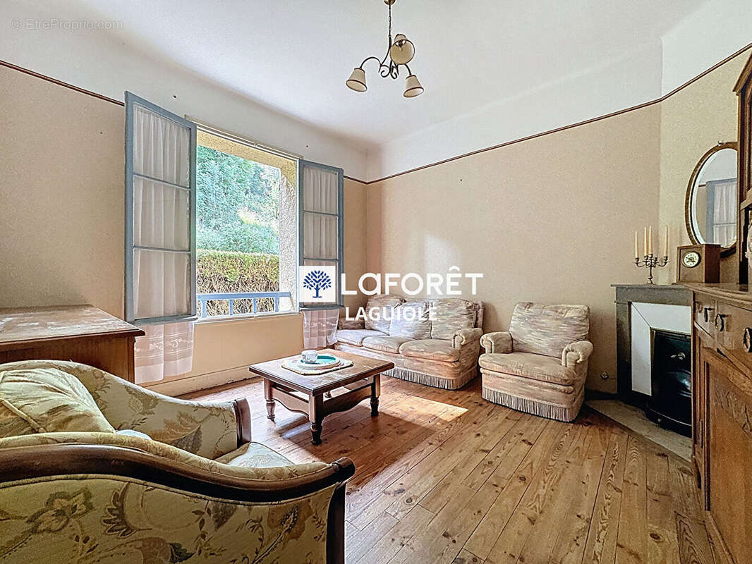 Maison à SAINTE-GENEVIEVE-SUR-ARGENCE