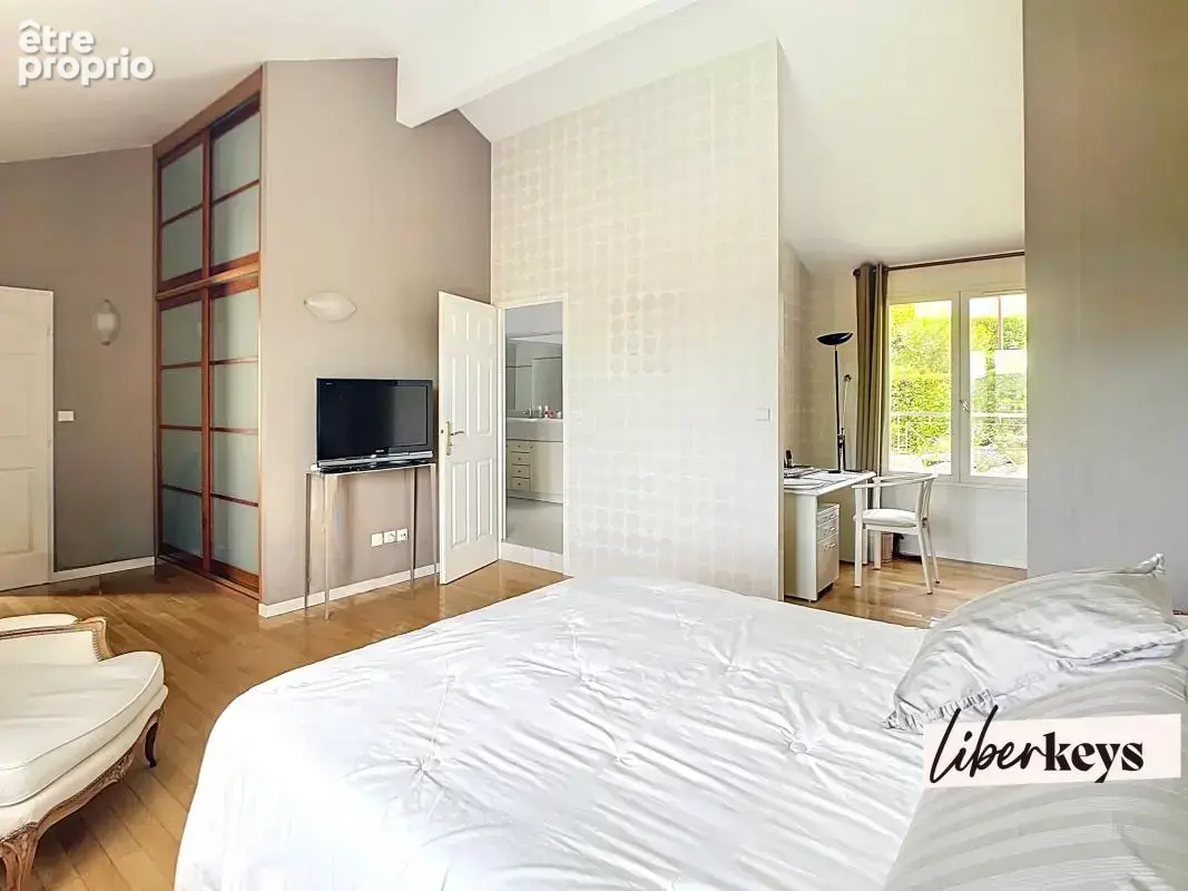Fontaines Saint-Martin : maison 185m² vue dégagée, 5 chambres, terrain 890m², 2 box, cave, cellier - photo 9