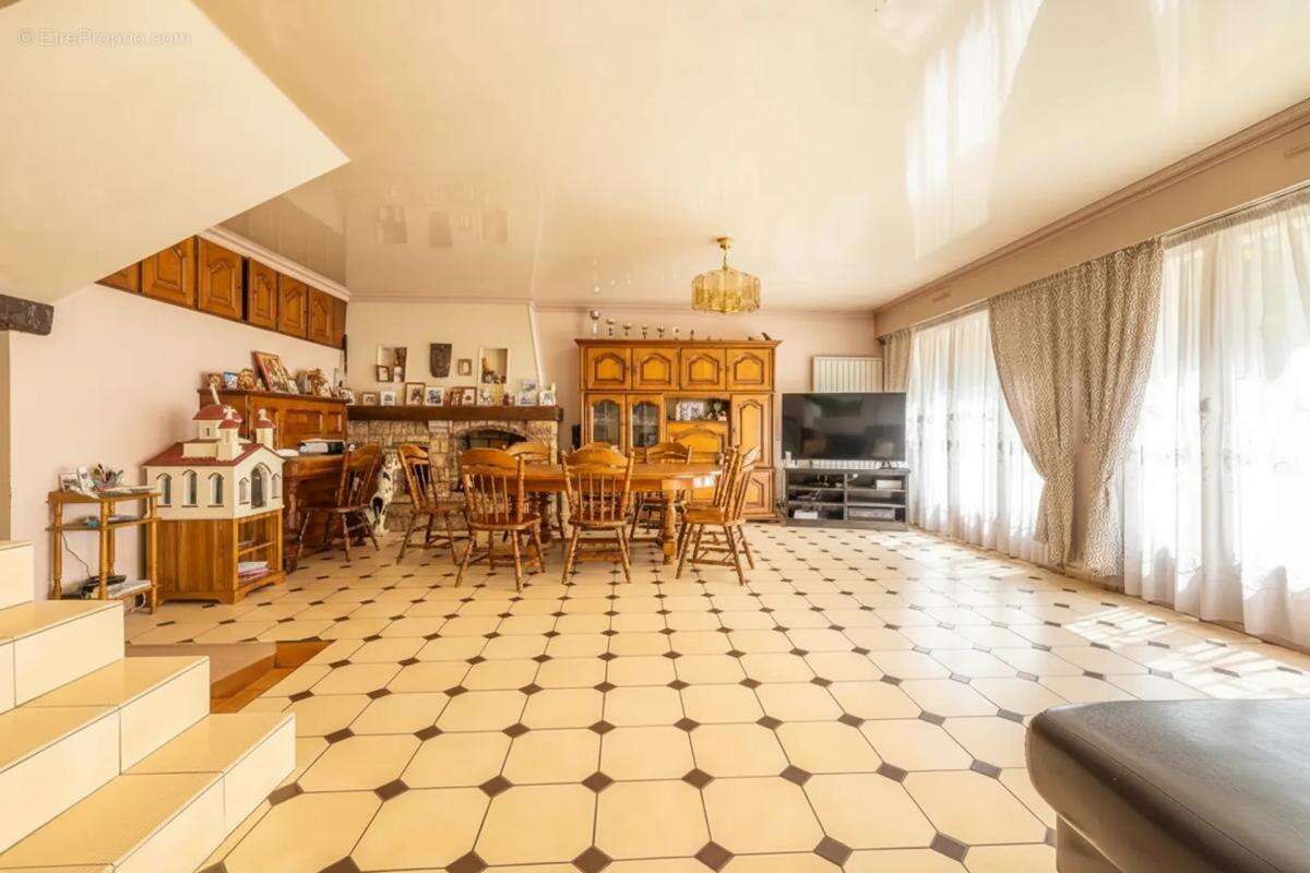 Maison de 9 pièces de 450 m² à Noisy-le-Sec - photo 2