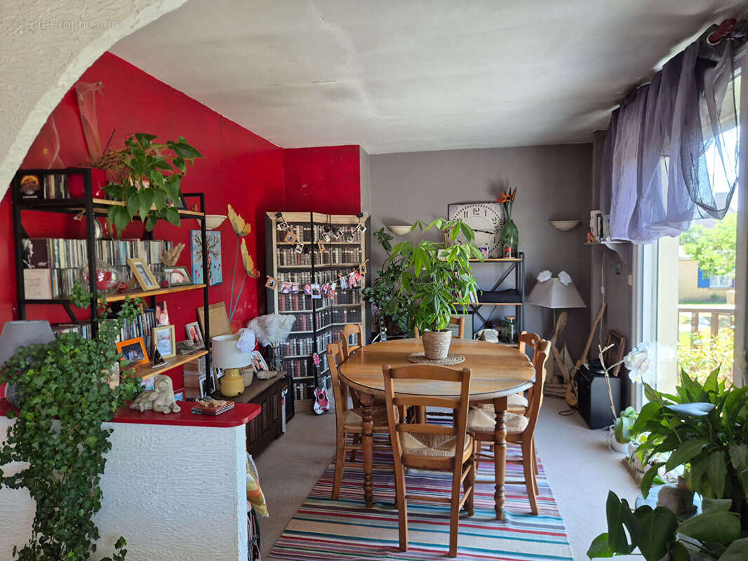 Superbe pavillon avec terrasse surélevée à deux pas du bourg ! - photo 4