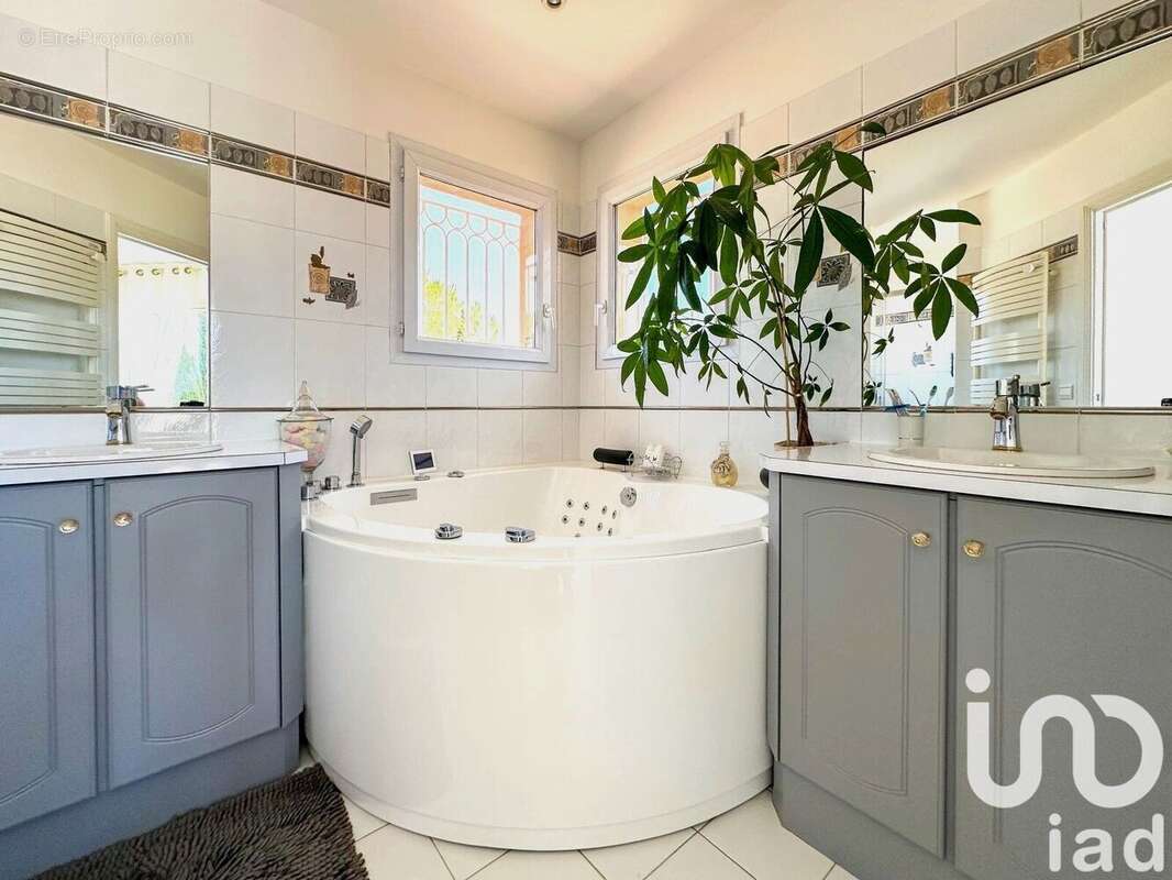 Photo 9 - Maison à ROQUEBRUNE-SUR-ARGENS