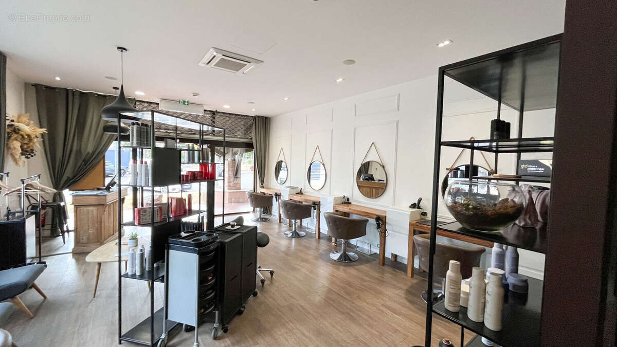 Commerce à LACROIX-FALGARDE