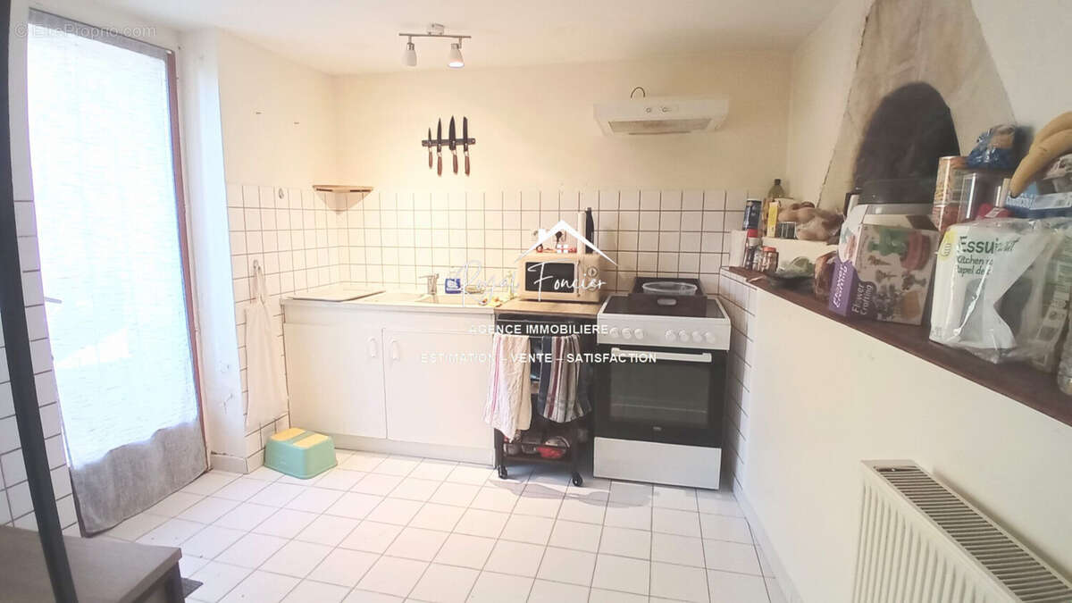 Cuisine avec éléments avec four à pain - Maison à VELLECHES