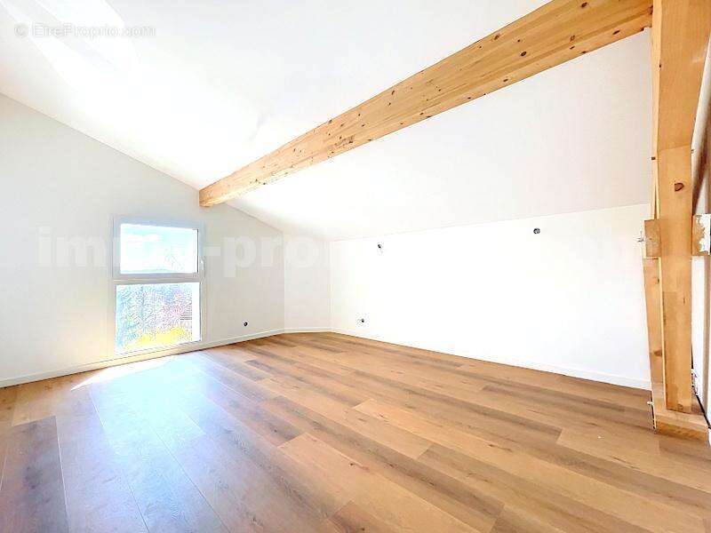 Maison_Cruseilles_grand_espace_proche_ecole_genève_frontière_suisse_ceva_bus_commerces_lumineux_calme_piscine_terrasse_extérieur_séjour_salon_cuisine_chambre_1_2_3_4_salle_de_bains_jardin_terrain_ - Maison à CRUSEILLES