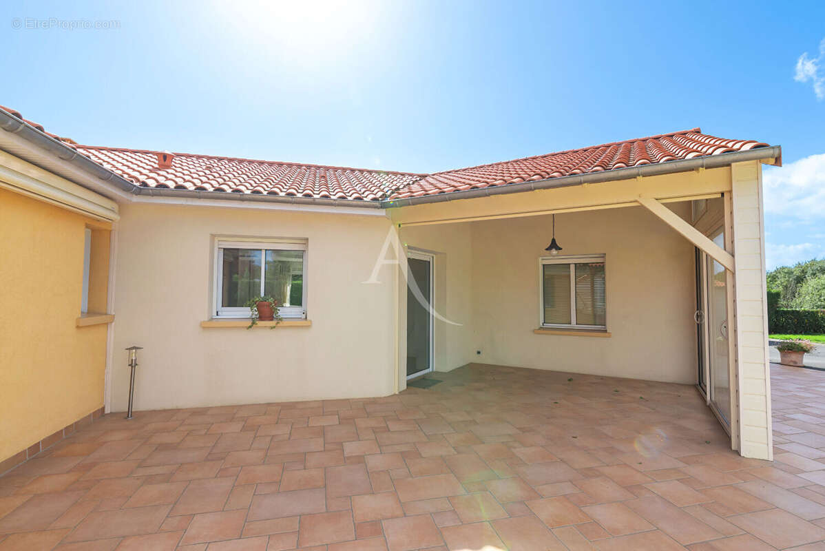 Maison à LA SALLE-DE-VIHIERS