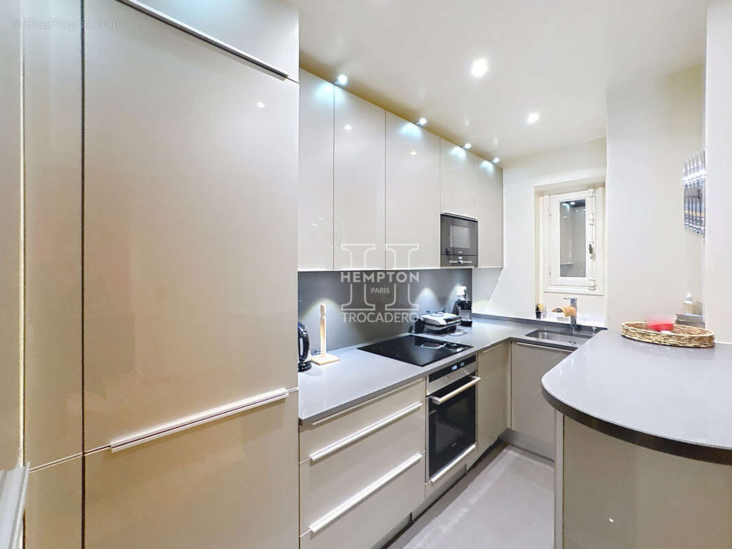 Appartement à PARIS-8E