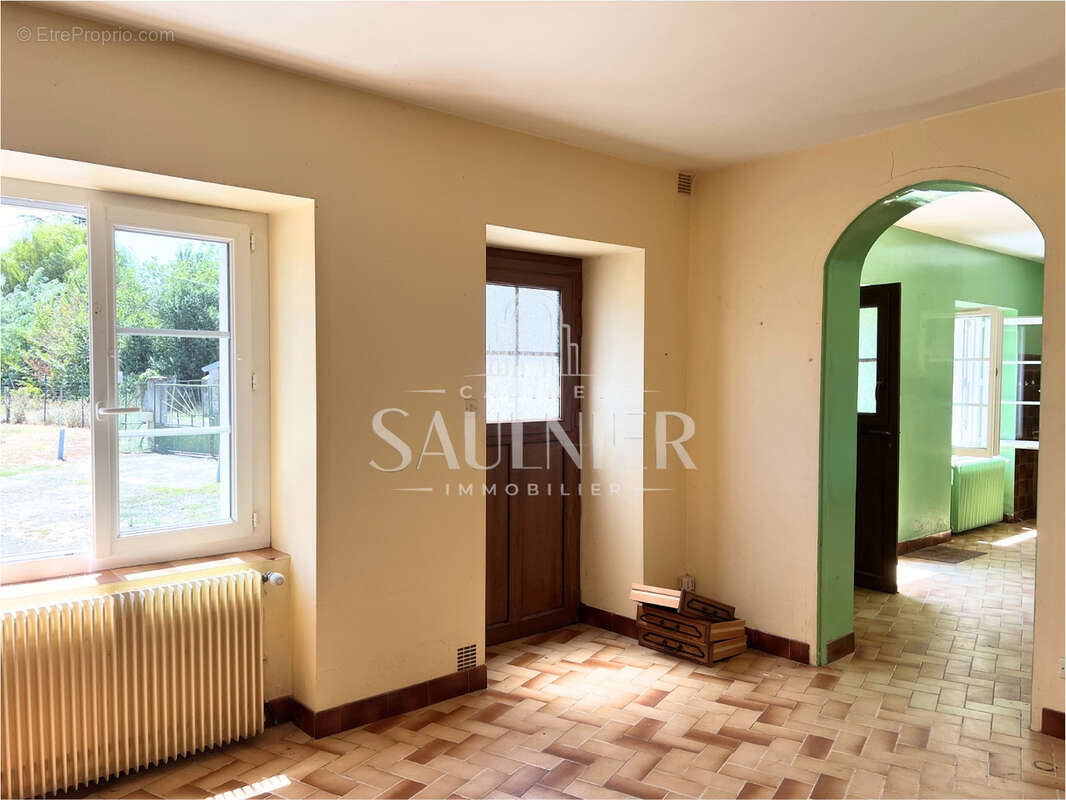 Entre Contres et Montrichard - À vendre - Longère avec dépendances et terrain. - photo 2