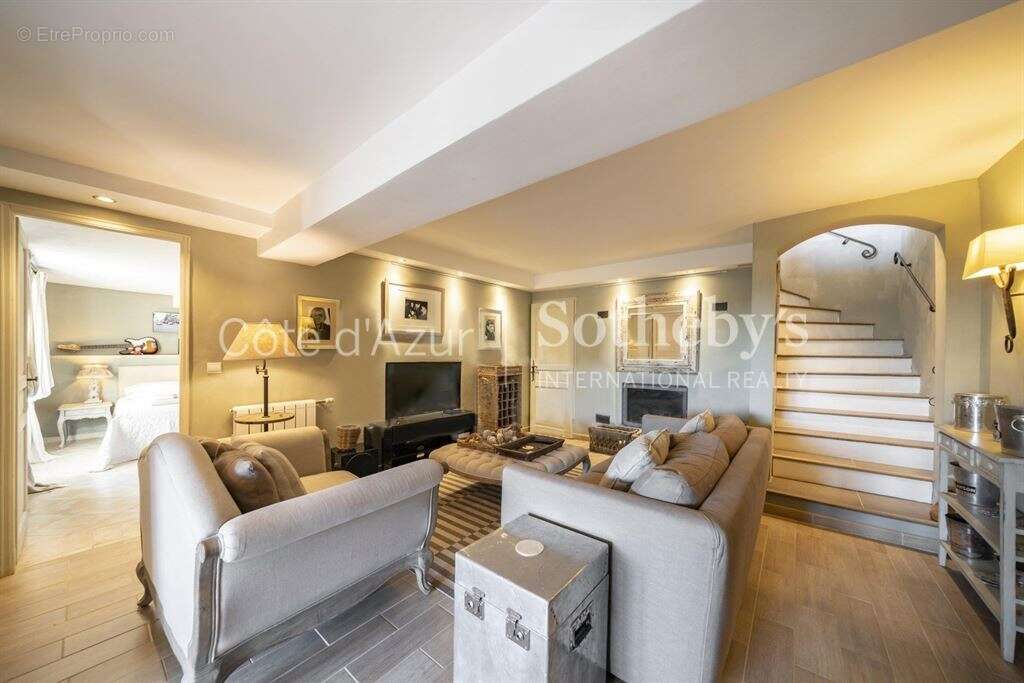 Maison à CHATEAUNEUF-GRASSE