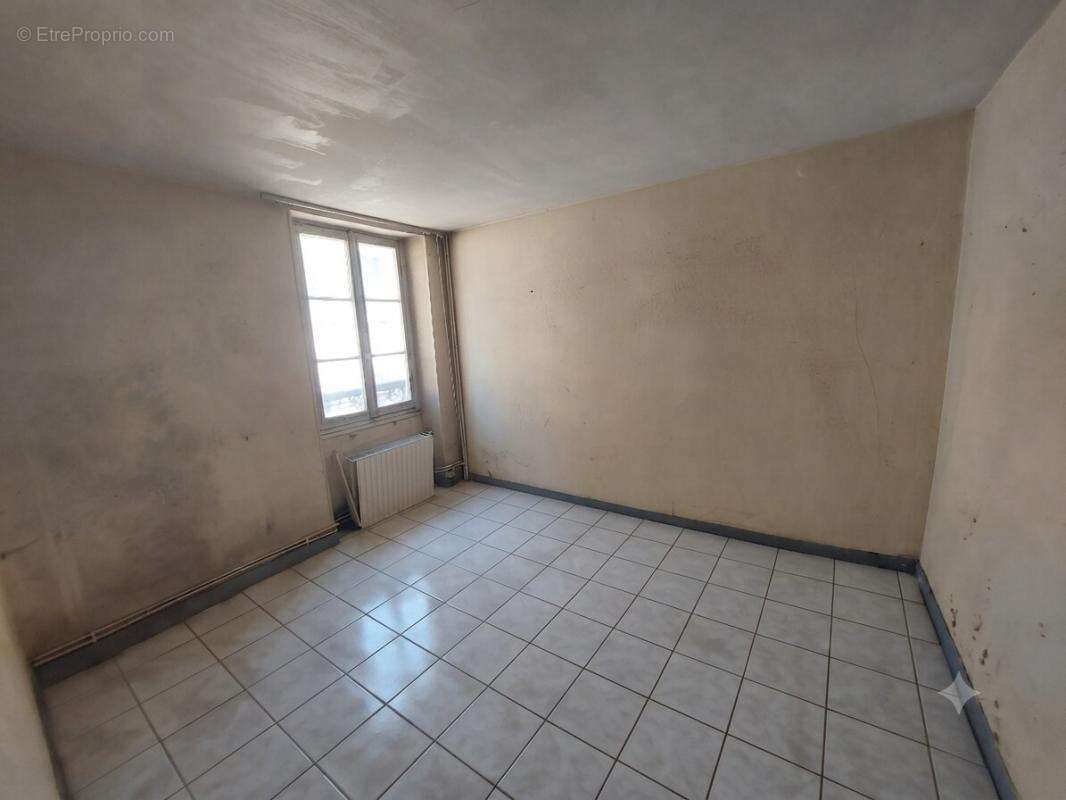 Appartement T2 à rénover – Centre-ville Fontainebleau – Fort potentiel - photo 2