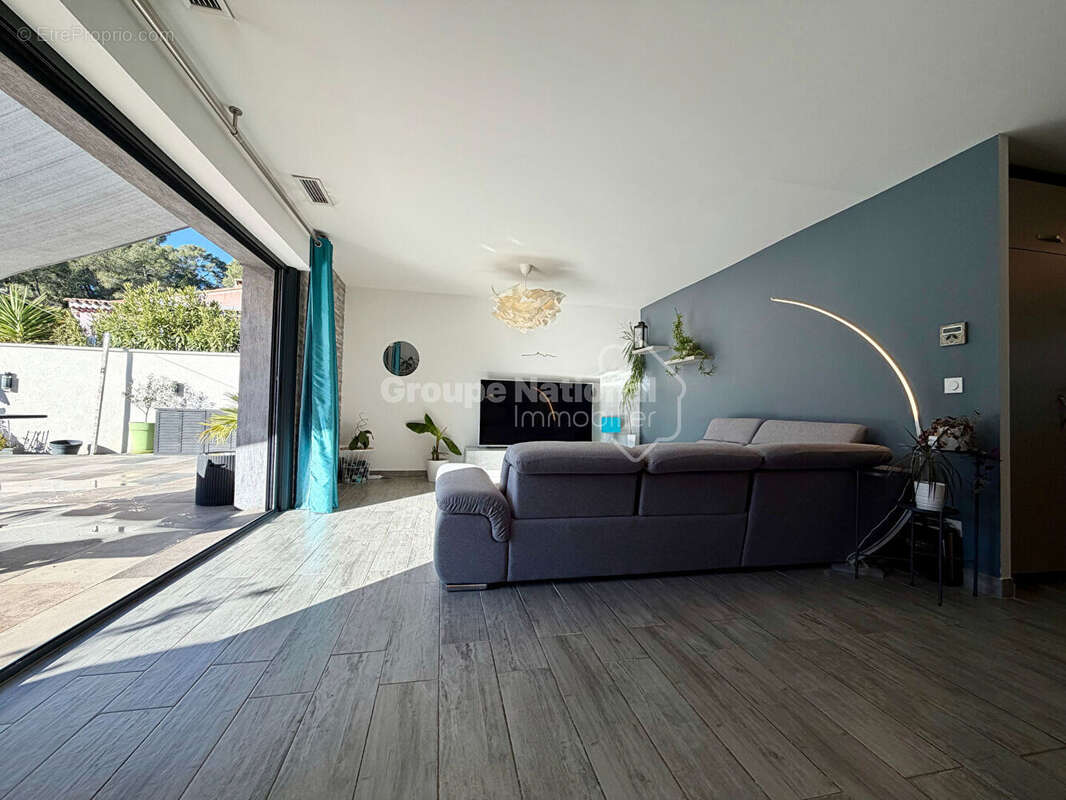 Maison T4/5 de plain-pied avec piscine et double garage - photo 3