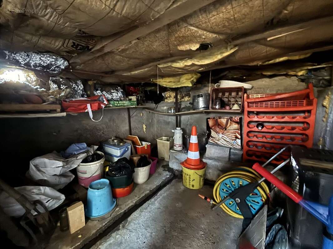 Cave - Maison à CHAMPAGNAC