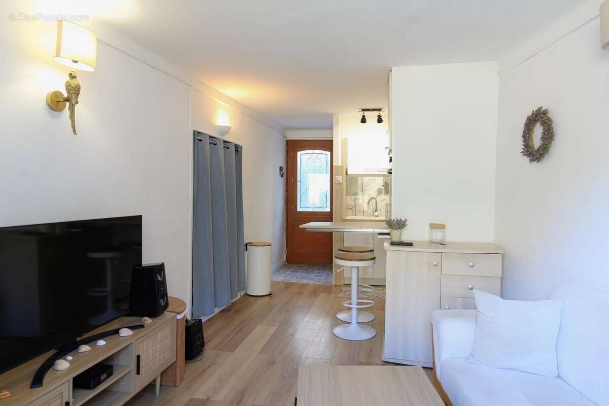 Maison à TOURETTE-DU-CHATEAU