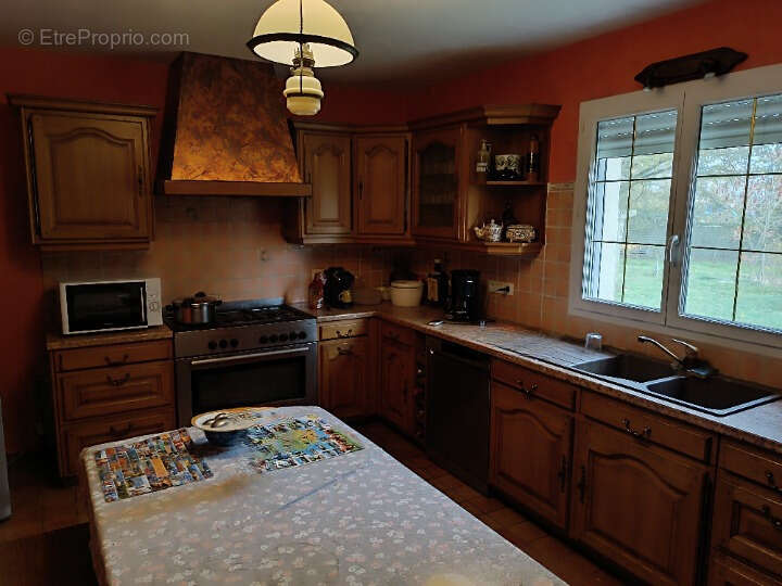 Maison à AZAT-LE-RIS