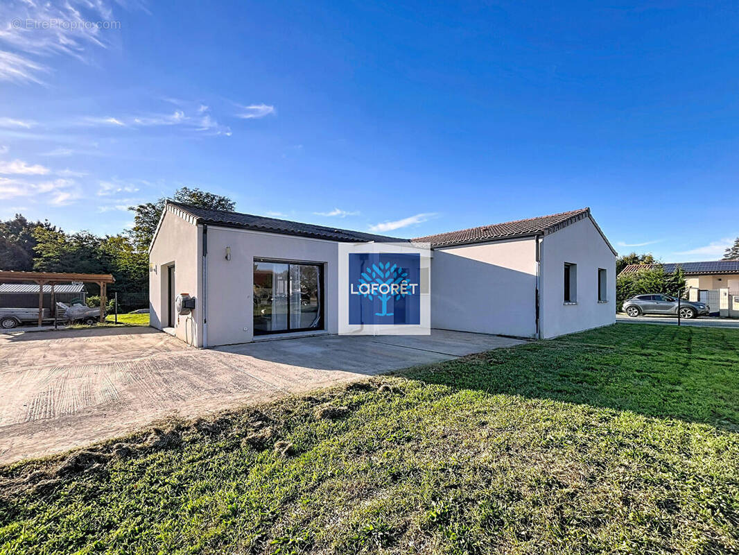 Maison à SAINT-YZAN-DE-SOUDIAC