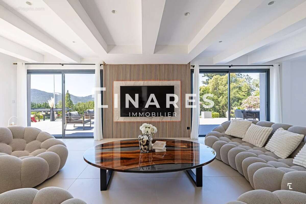 L'ICONIQUE - Villa T6 de 343m² - Dépendance - Piscine - Court de tennis - Terrain de 8000m² - 13420 GEMENOS - photo 6
