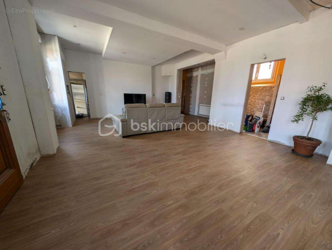 Maison 7 pièces, 5 chambres, multiples grange, hangar et garage - photo 19