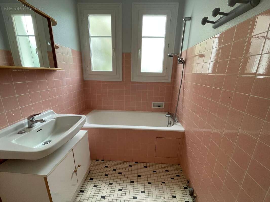 Maison à DUN-SUR-AURON