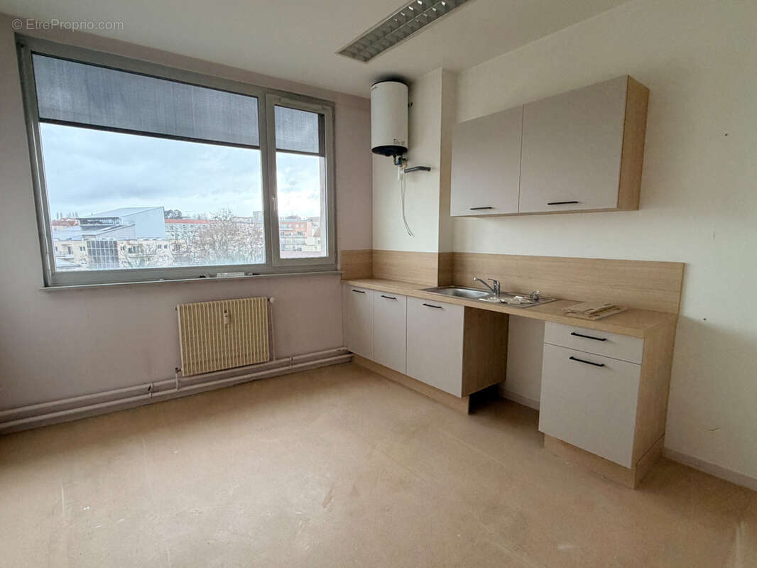 Commerce 153 m² à Besancon  - photo 2