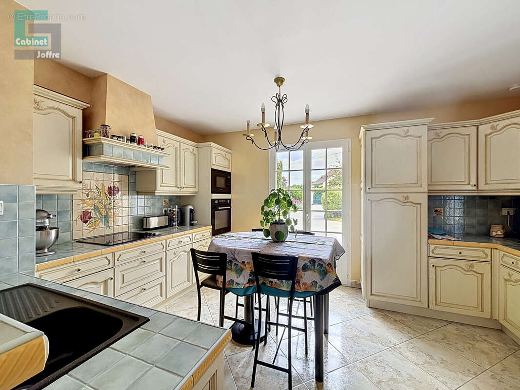 Maison à FONTAINE-LE-PORT