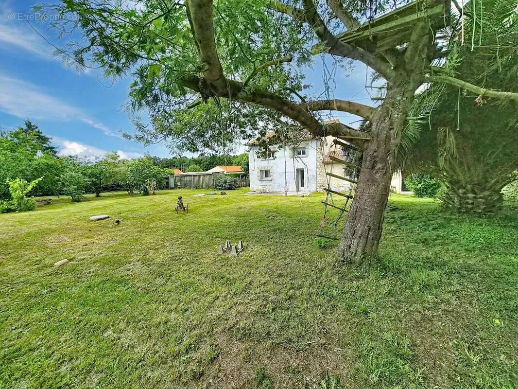 Maison 212 m² à Valeyrac  - photo 2