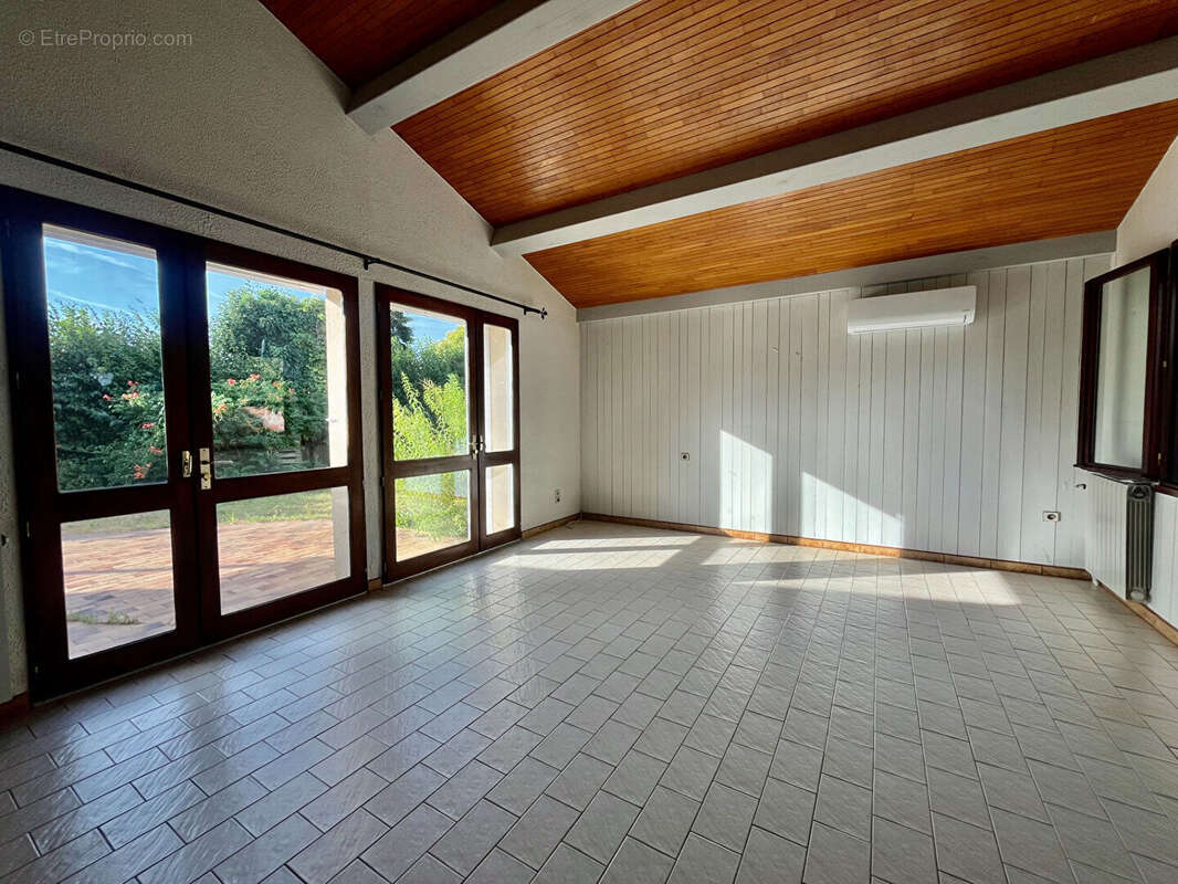 Secteur Villeneuve-sur-Lot, dans un quartier résidentiel, venez découvrir cette jolie maison d'architecte des années 80, avec vi - photo 3