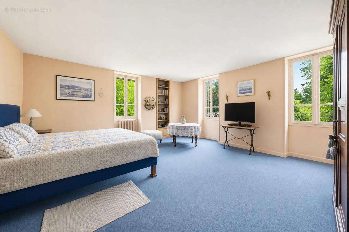 Maison de 9 pièces de 250 m² à Clérac - photo 7