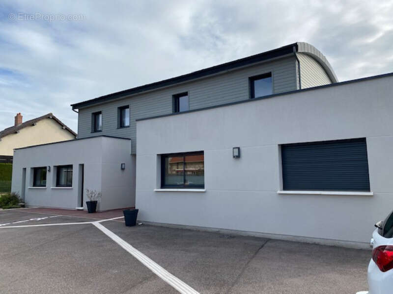 Commerce à ISNEAUVILLE