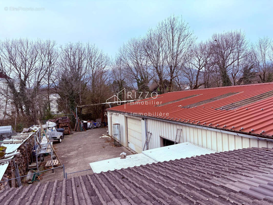 Propriété Multifonctionnelle avec maison d'habitation, grand entrepot et garages. - photo 16