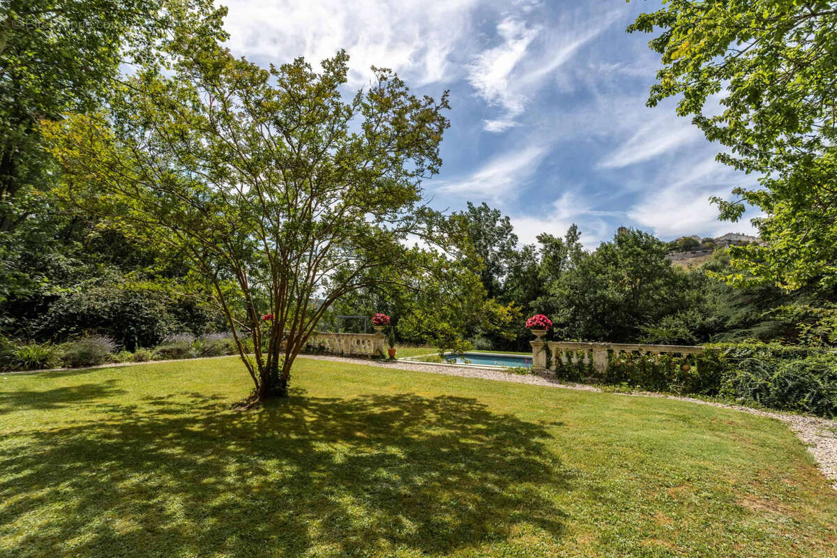 Country property with pool and stables - photo 12