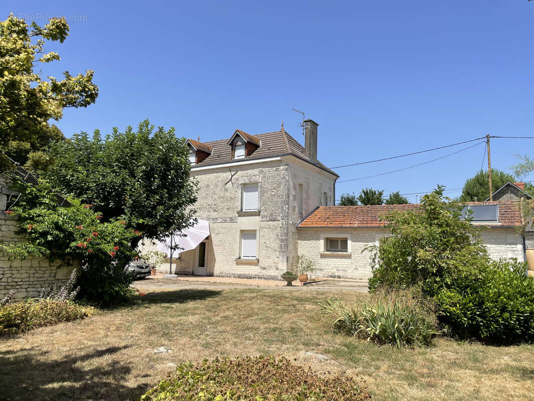 Propriete de caractere avec superbe dependances en pierre- le tout clos de murs - photo 4