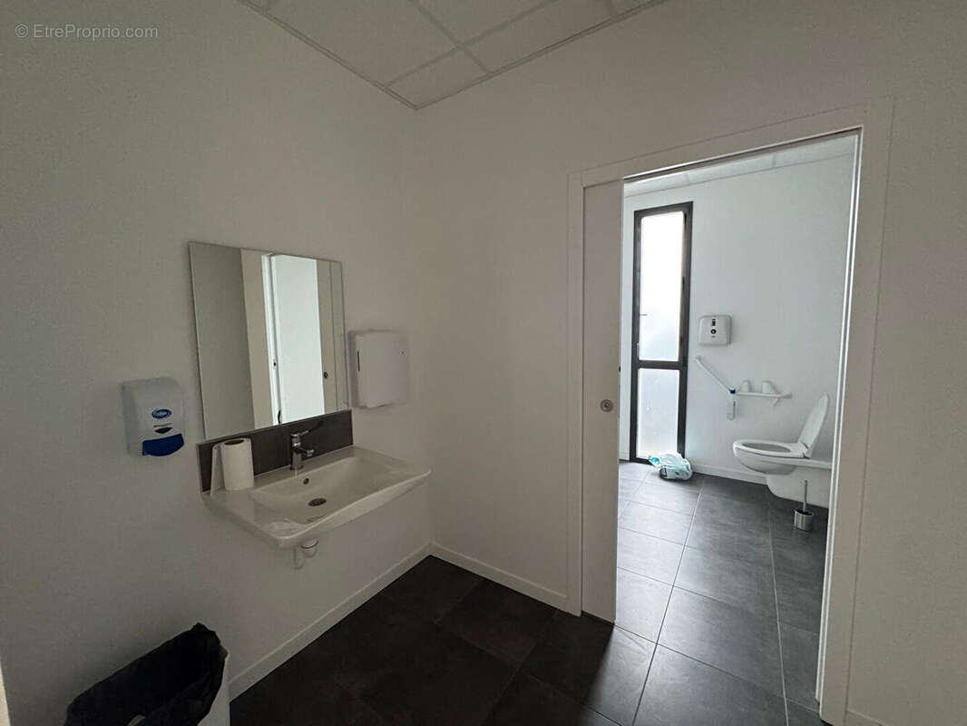 À Vendre : Murs Commerciaux  Pignon sur Rue-  235 m² Zone à Forte Demande - photo 5