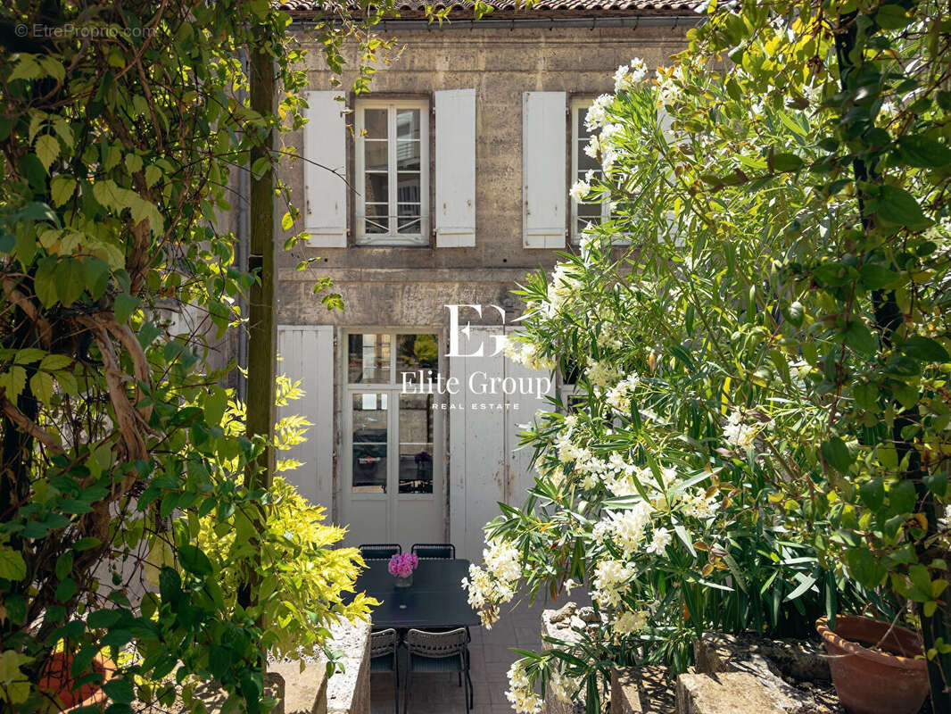A vendre - elegante maison de ville avec jardin - au coeur d'angouleme - 4 pieces - 110m2 - photo 3
