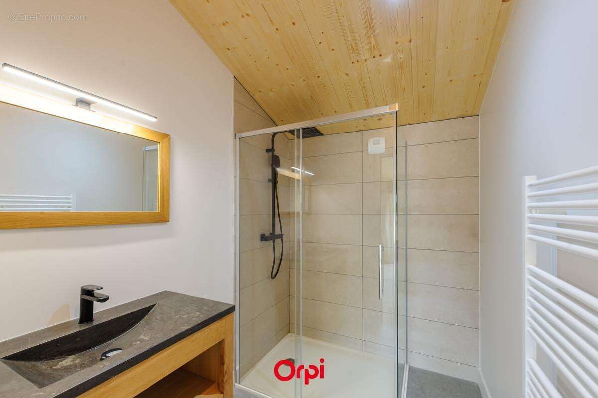 Saint-xandre centre-bourg – superbe chai réhabilité 140 m² env.  3 chambres + bureau  garage & jardin - photo 9