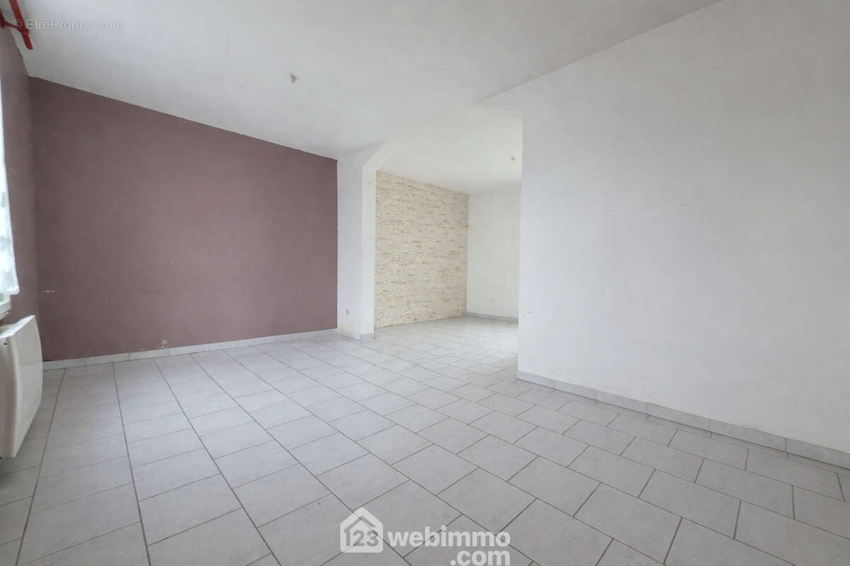 Un espace facilement modulable, laissant place à différents aménagements selon vos envies - Maison à SOISSONS