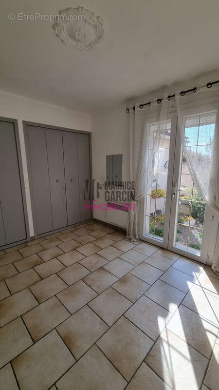 Maison à ENTRAIGUES-SUR-LA-SORGUE
