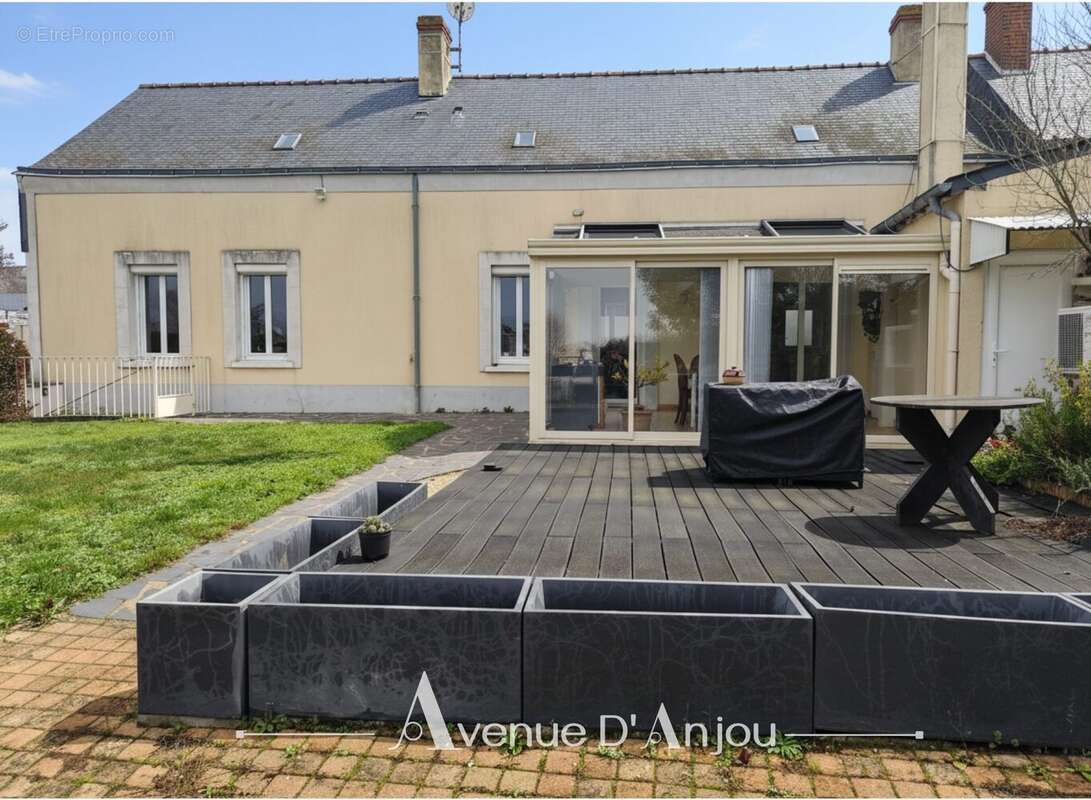 Maison à BECON-LES-GRANITS