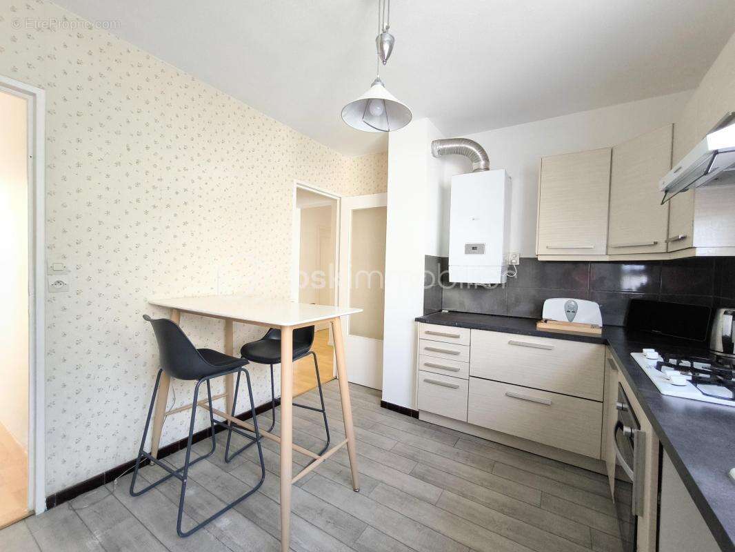 Appartement T5 - 92m2 - 3 chambres - A 10min à pied du port - photo 8