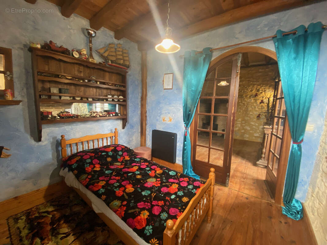 MAISON PIERRE DU 18ème  de 215 m2 sur 2 niveaux - photo 6