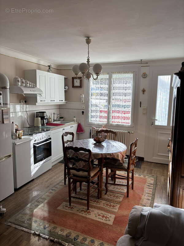 Charmante maison en pierres de 58 m2 habitables, 2 chambres et un garage - photo 3
